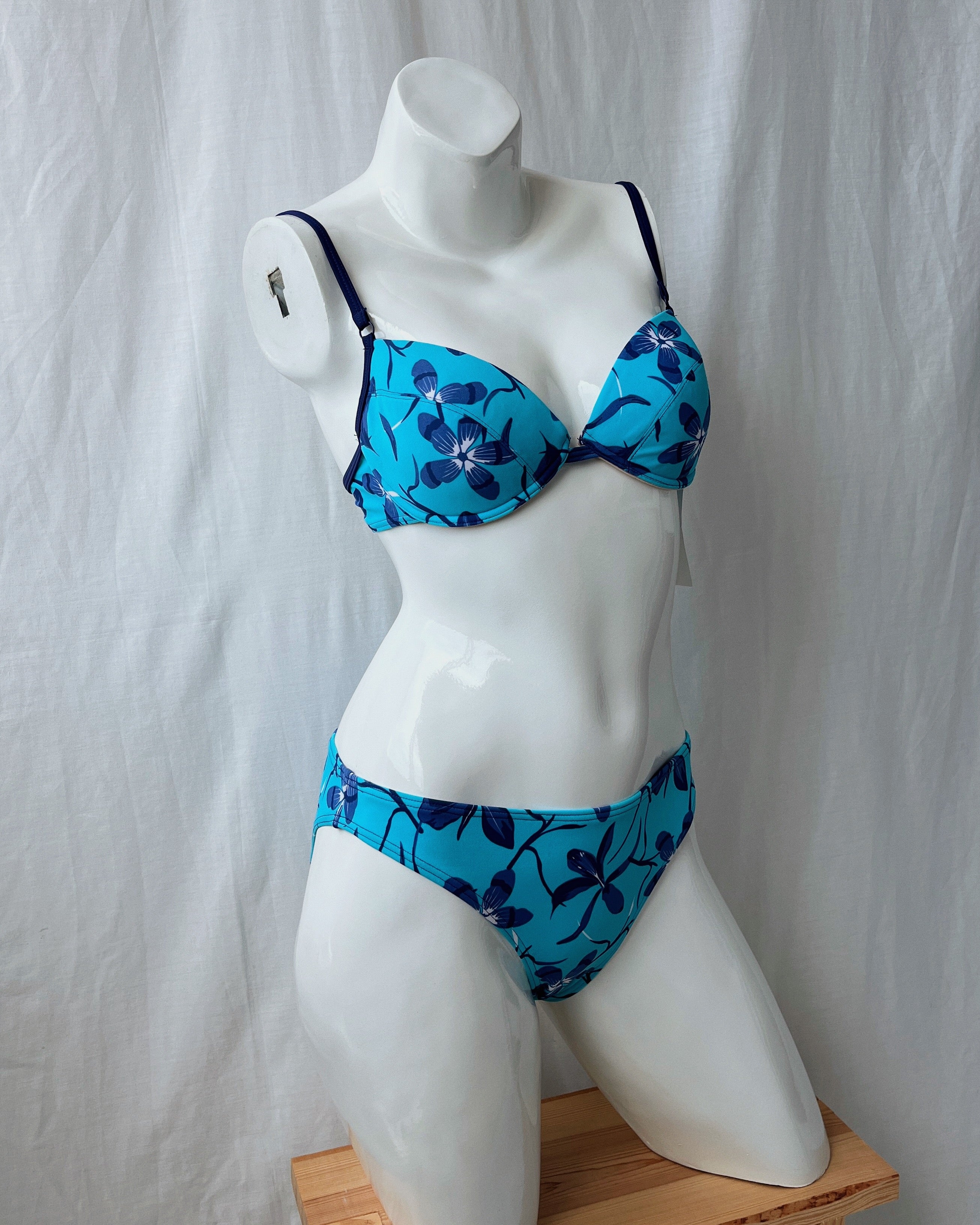Deadstock blue floral bikini (XS-M)