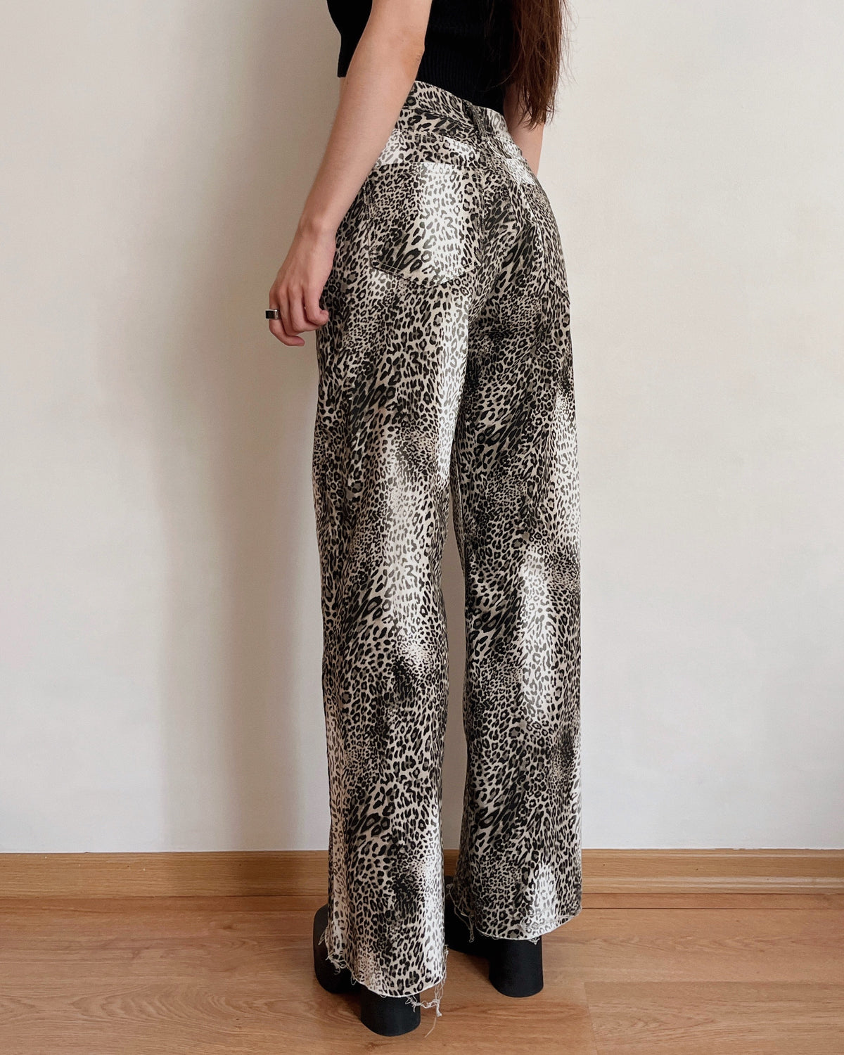 High-waisted leopard jeans (XS)